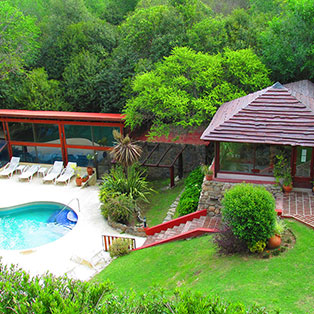 Vista panorámica de parque y piscina