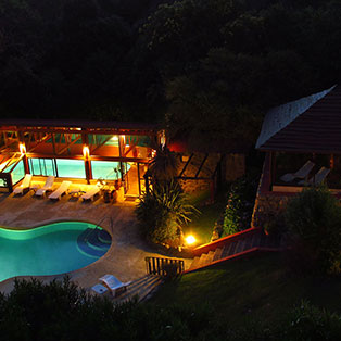 Vista de noche de Chalet Suisse